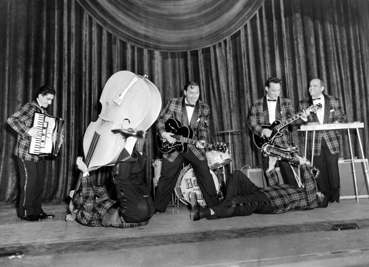 1957 na začetku angleške turneje, basist Al Rex in saksofonist Ruddy Pompilli prikazujeta alternativ