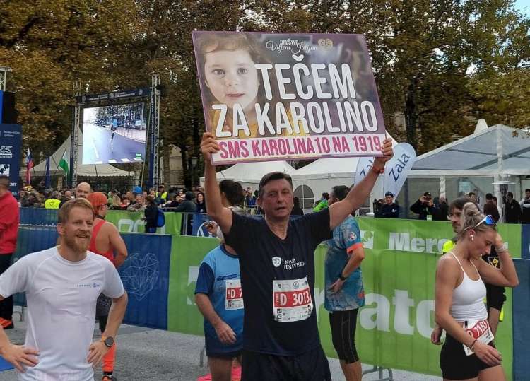 Borut Pahor na ljubljanskem maratonu tekel za deklico Karolino