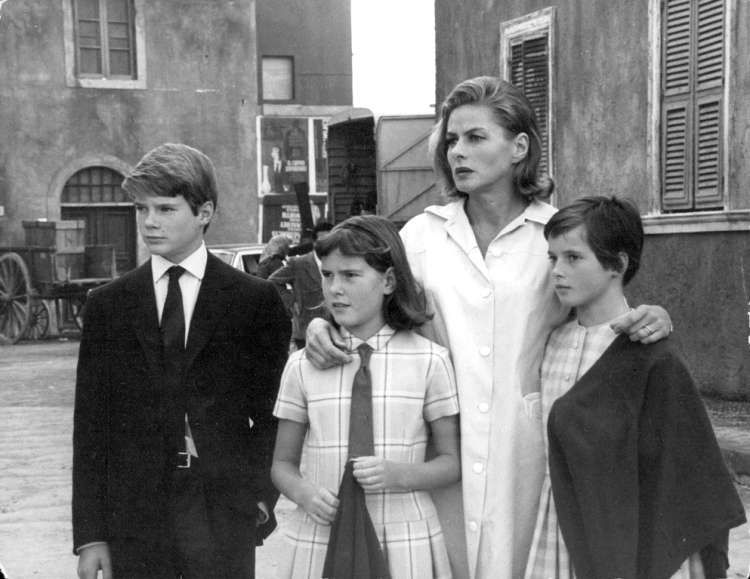 Leta 1963 z bratom in sestro dvojčico in mamo Ingrid Bergman. Isabella je na desni.