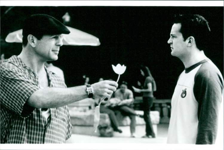 Bruce Willis in Matthew Perry v filmu The Whole Ten Yards (Vrnitev morilca mehkega srca), 2004