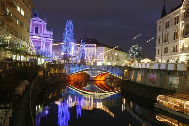 novo leto, praznična ljubljana, tromostovje, lučke
