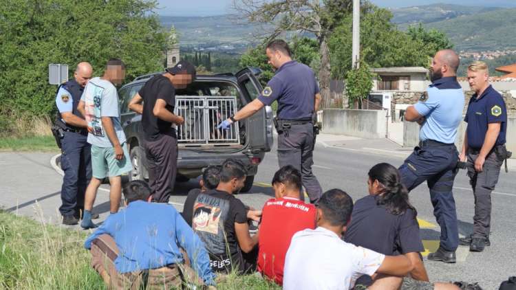 migranti, primorska, policija