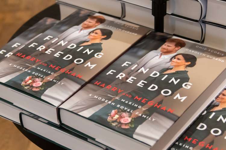 Omid Scobi je med drugim napisal tudi knjigo Finding Freedom, ki govori o Harryju in Meghan