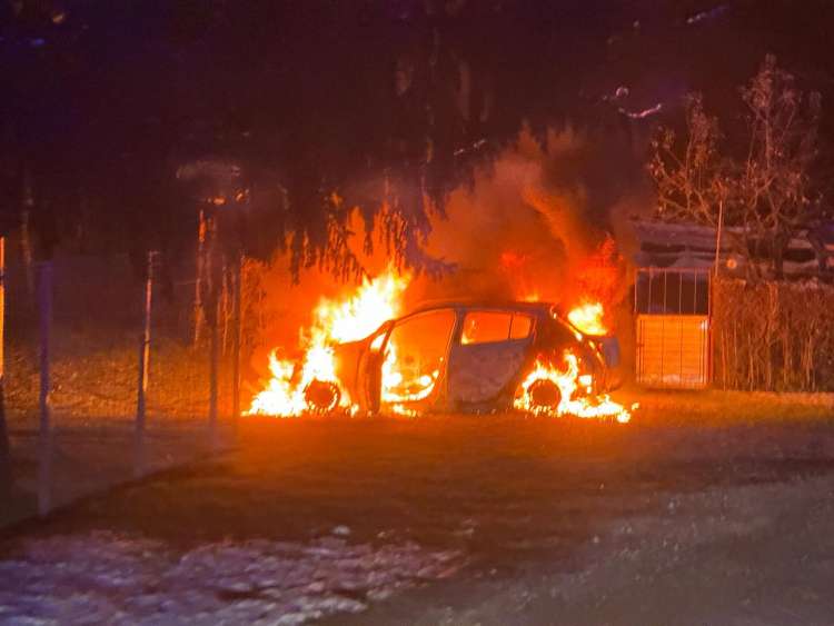 V Črnučah med vrtički gorelo osebno vozilo