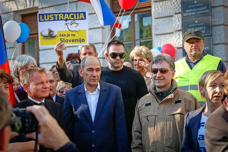 Farsa: Janez Janša, katerega prejšnja vlada je bila sinonim za korupcijo, zdaj javnost poziva k udeležbi na proteste proti korupciji.
