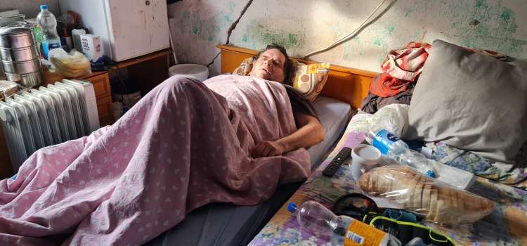 Kočevec Andrej je bil štiri mesece nemočen priklenjen na posteljo.
