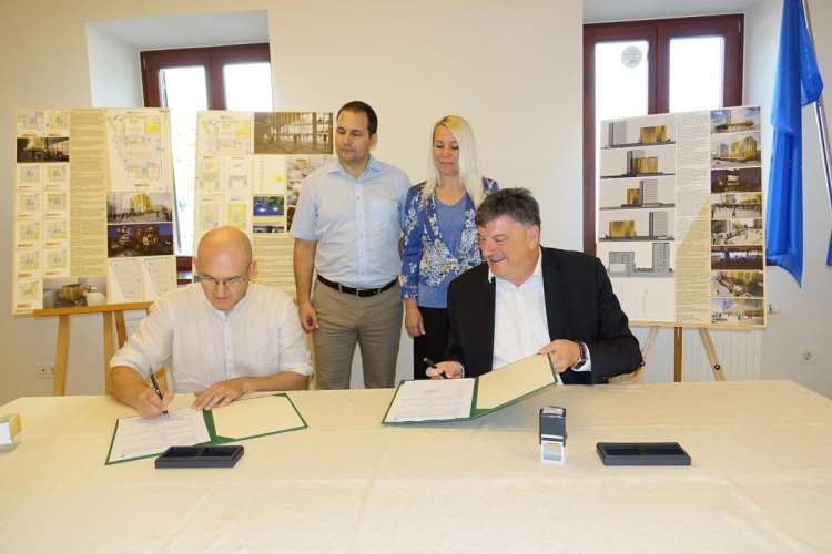 Branko Burnać (levo) bo za občino Grosuplje, ki jo vodi župan Peter Verlič (desno), pripravil projektno dokumentacijo za nov kulturni dom in upravno stavbo. Za to bo prejel kar tri milijone evrov.
