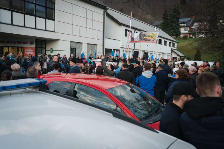 V Kamniku protestirajo zaradi napovedane reorganizacije nujne medicinske pomoči.
