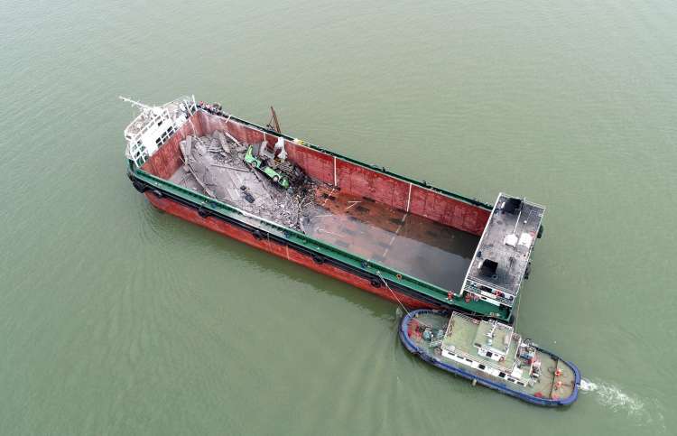 Posledice nesreče ladje na Kitajskem.