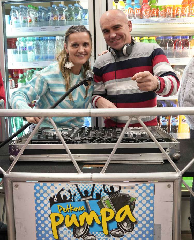 Glavna akterja Petkove pumpe - Nina Cestnik Pavlič in DJ Boštjan Tramte.