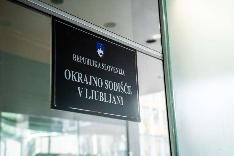 Okrajno sodišče Ljubljana je ekspresno začelo postopek zoper mladoletnico zaradi 1,30 evra.