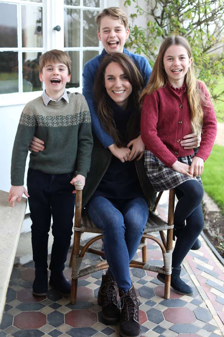 Kate Middleton v objemu nasmejanih otrok, 10-letnega Georgea, 8-letne Charlotte in 5-letnega Louisa.
