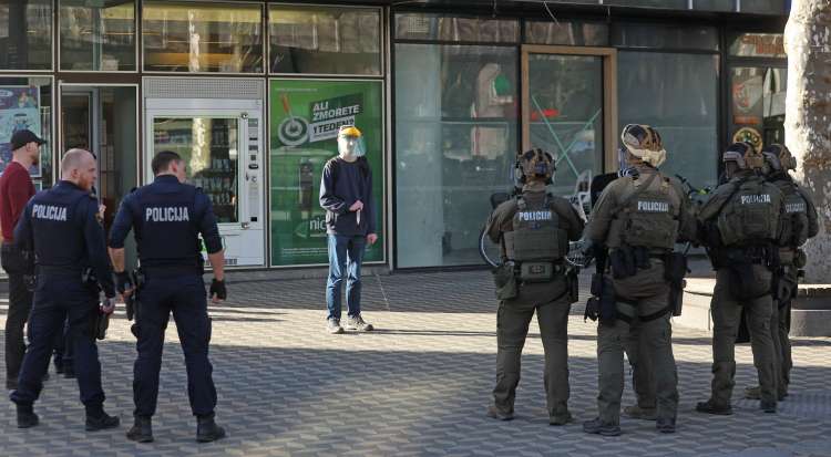 Policija in moški z nož na Bavarskem dvoru