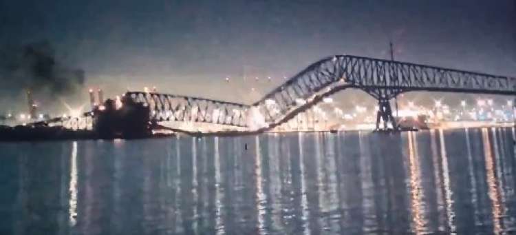 Trenutek, ko je ladja trčila v most v Baltimoru.