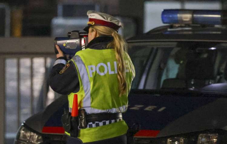 policija policistka meritev hitrosti radar avstrija