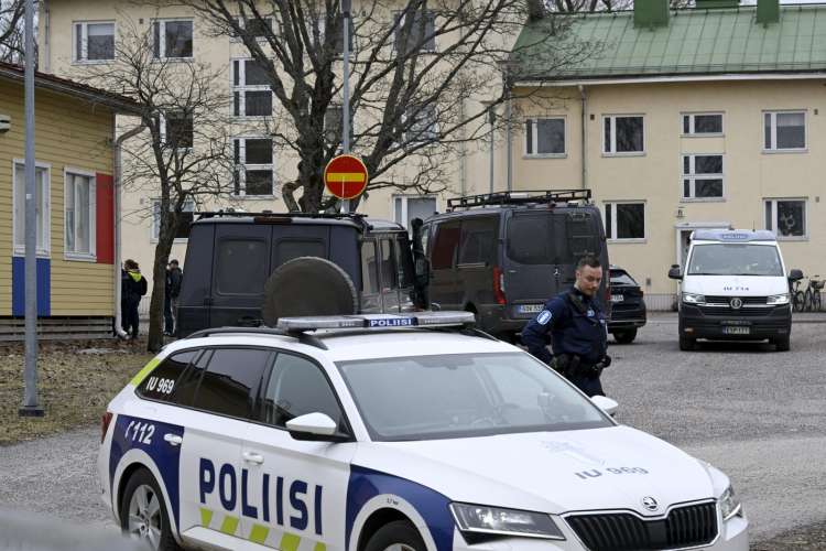 Policisti pred osnovno šolo v mestu Vantaa.