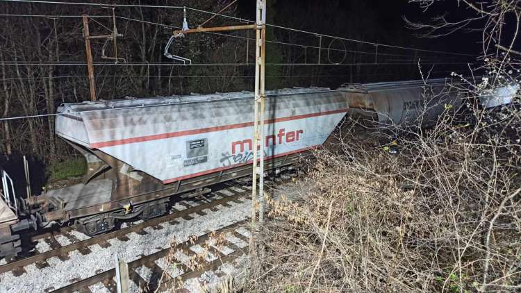Vlak do smrti povozil osebo.