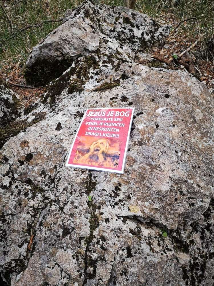 Na nekatere skale je storilec s silikonom nalepil kričeče plakate.