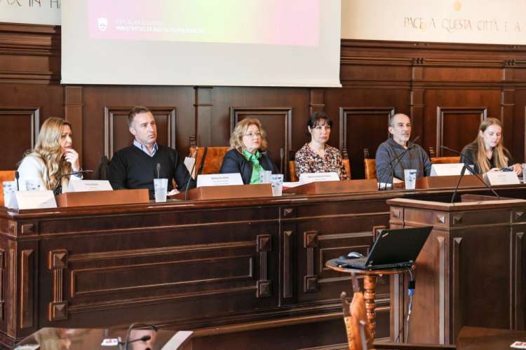 Na okrogli mizi so sodelovali (z leve) Eneja Baloh, Matej Družina, Nataša Valentič Kuštra, Ksenija Balantič, Janez Arh in Liza Levandovska.