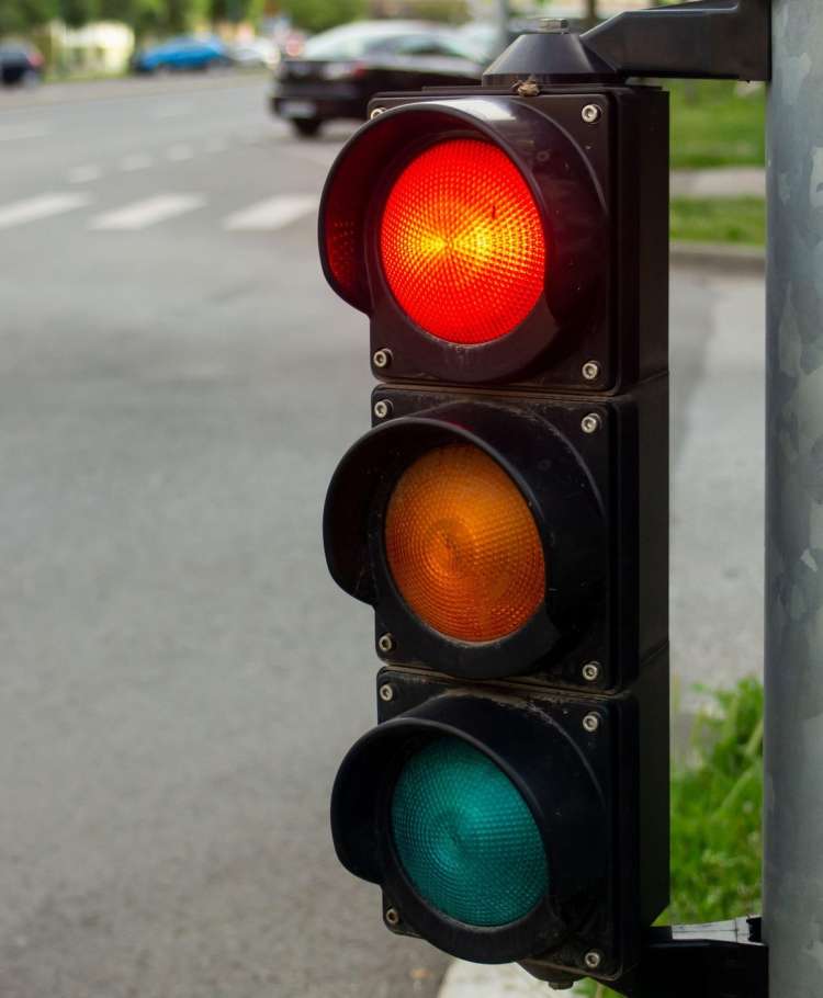 semafor rdeča luč križišče