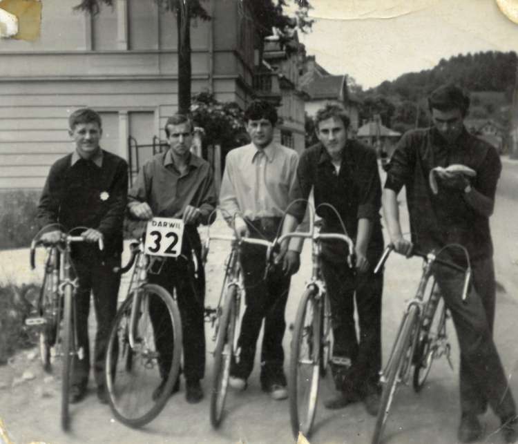 Na tej fotografiji je bil Ivan star okoli sedemnajst let. Ob njem so še uspešni kolesarji iz Kolesarskega kluba Pomurje Beltinci.