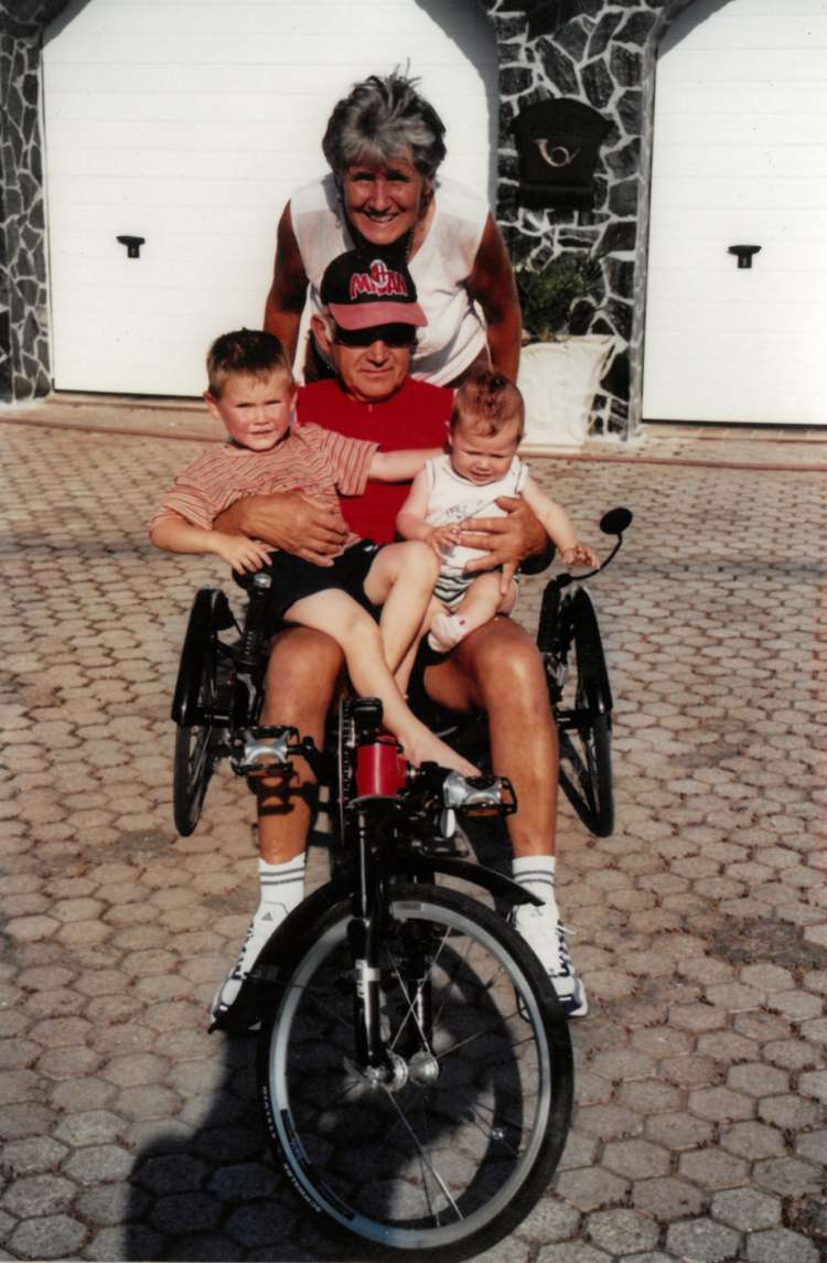 Ivan na kolesu pred približno petnajstimi leti z vnukom Gašperjem in vnukinjo Lučko, za njimi stoji Marija.