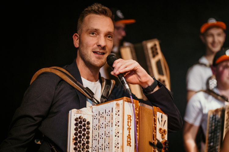 Publiko je pozdravil nagovor Simona Bučarja, vodjo orkestra in Glasbene šole Bučar,