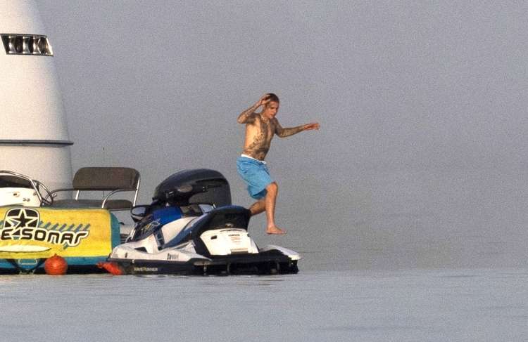 Okoli otoka se je s svojo jahto smukal tudi Justin Bieber