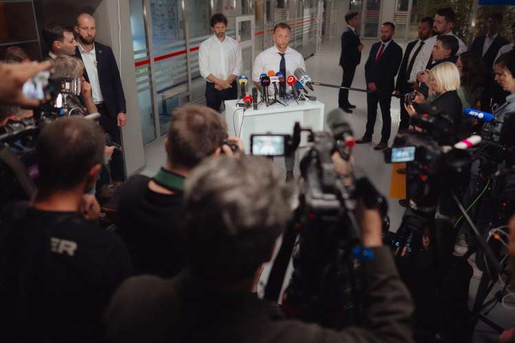 Le nekaj ur po tem, ko je atentator ranil Fica, je slovaški notranji minister krivdo za dogodek zvalil na medije in opozicijo.