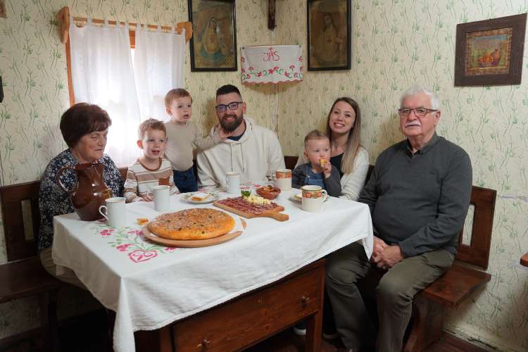 V videospotu nastopa tudi Nemirovec Matej Barbo in njegova družinica. V vlogi dedka in babice sta nastopila starša Gašperja Klobučarja.