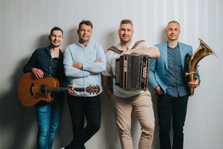 Abuhi so: Rožle Javornik, Tadej Breznik, Alen Kogelnik in Gregor Kolar, ki je tudi avtor glasbe in besedila nove skladbe.