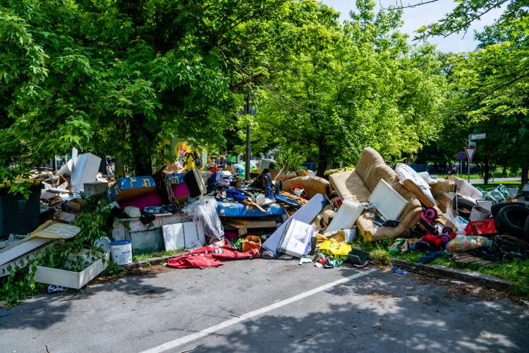 rašiška-ulica, odpadki, smeti, zgornja-šiška