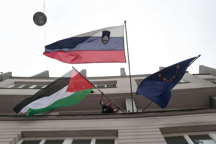 Za Netanjahuja niso pomembni izraelski talci, še manj nešteto mrtvih palestinskih otrok ali prihodnost Izraela, za katerega sam skupaj z desnimi skrajneži v vladi v resnici predstavlja največjo dolgoročno grožnjo. Na fotografiji pročelje slovenske vlade, na katerem visi zastava Palestine.