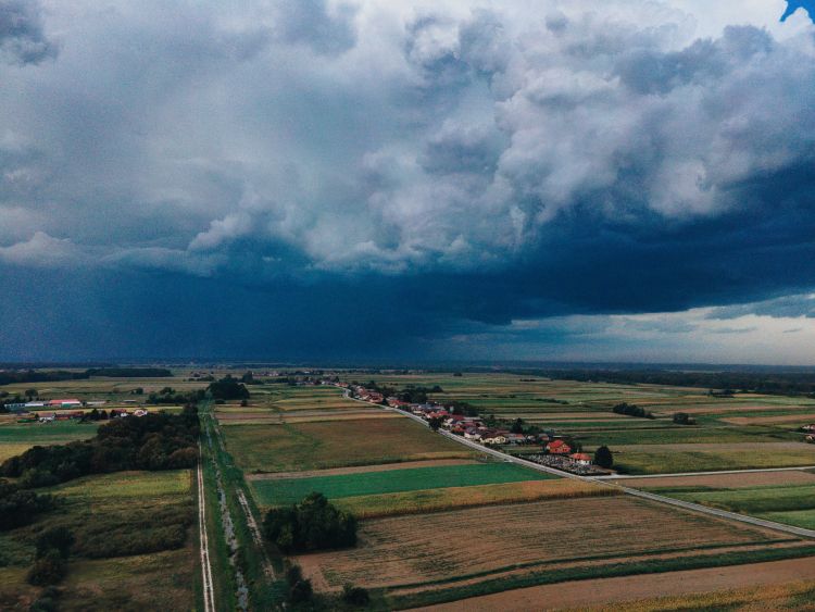 simbolična, nevihta, neurje, vreme, oblačno, oblaki, dron