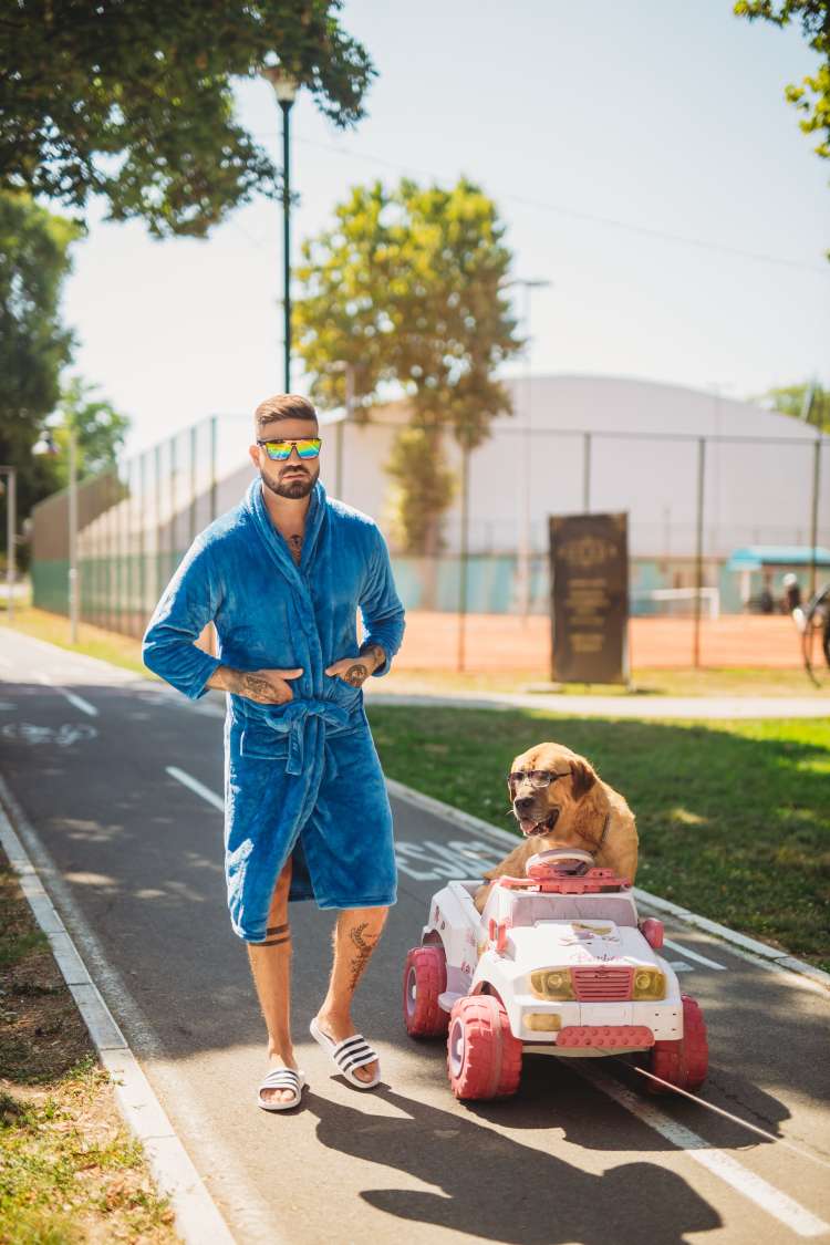 Poleg glasbe se MC Stojan posveča tudi fitnesu, motorjem in živalim, zlasti mačkam.