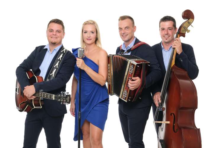 Člani ansambla:  vodja Simon Gajšek (harmonika), Natalija Potočnik (vokal), Zoran Gračner (kontrabas, vokal) in Miha Selič (kitara, vokal).