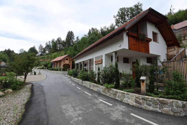 Športni center Prodnik obsega gostišče, turistično kmetijo in kamp.