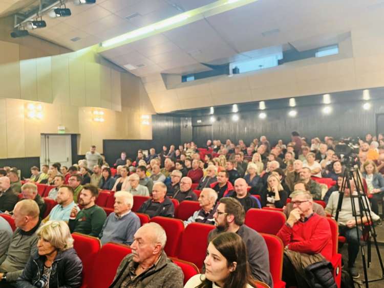 Občanke in občane Ilirske Bistrice je vznemirila in razburila pobuda za državni prostorski načrt, po katerem bi zgradili polje vetrnih elektrarn na planoti vzhodno od mesta.