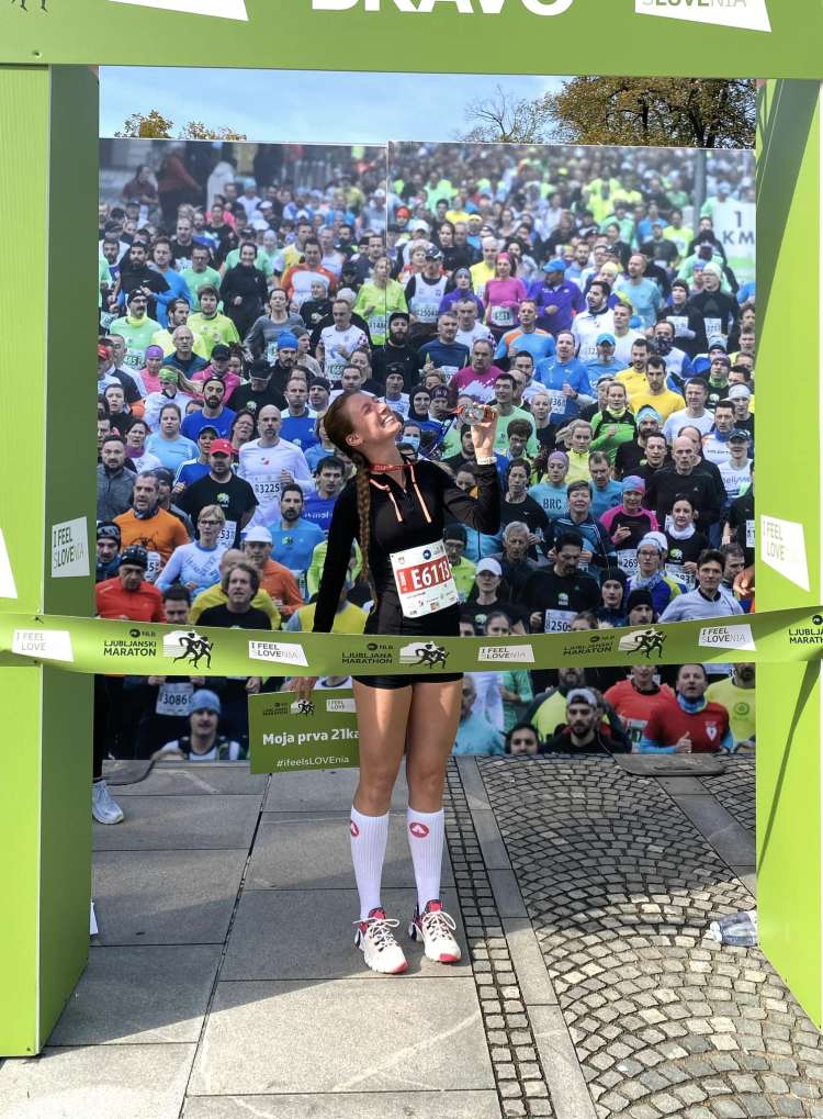 Lucija Selak na cilju letošnjega ljubljanskega maratona.