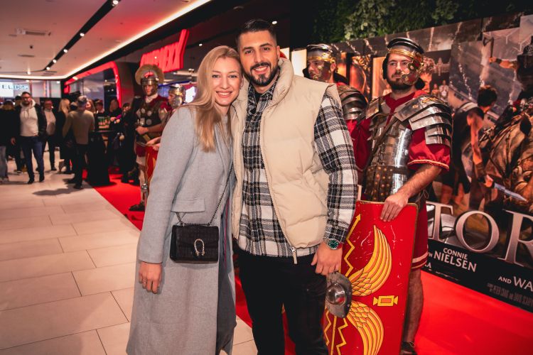 Challe Salle je izbranko Yvonne pripeljal pogledati nadaljevanje svojega najljubšega filma.