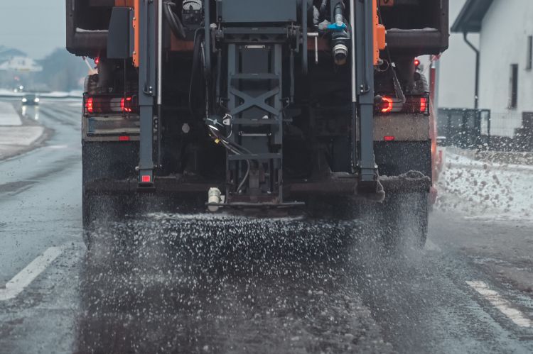 posipanje sol cestarji.jpg