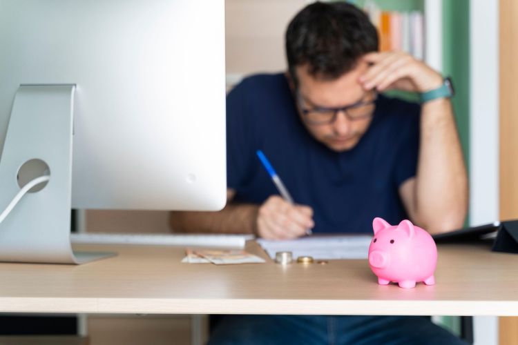 varčevanje, načrtovanje, moški, denar.jpg