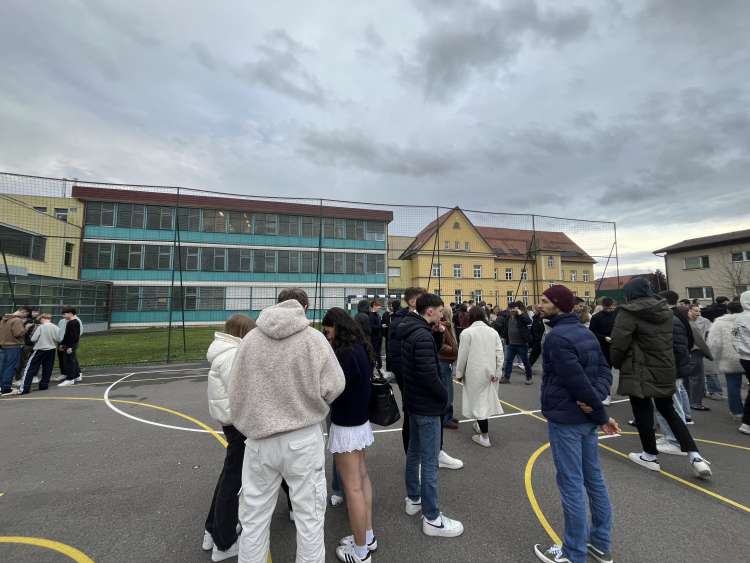 brezice, evakuacija, groznja-z-bombo