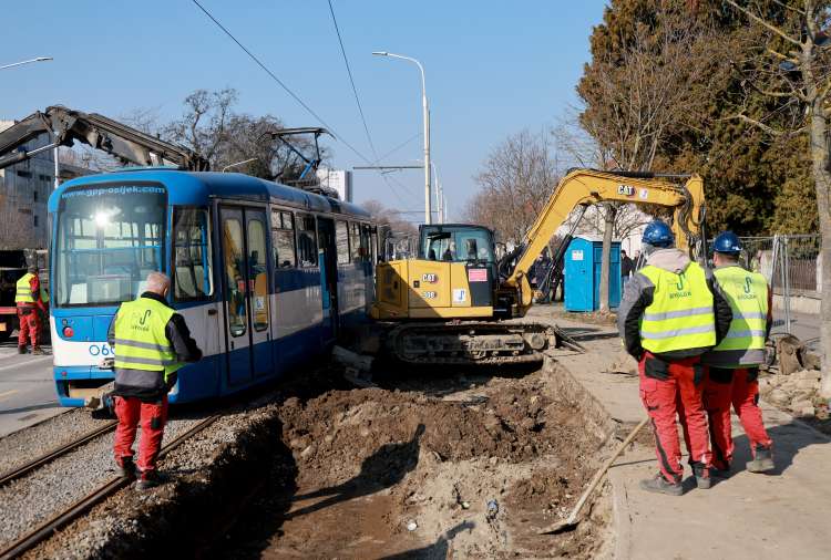 TRAMVAJ4