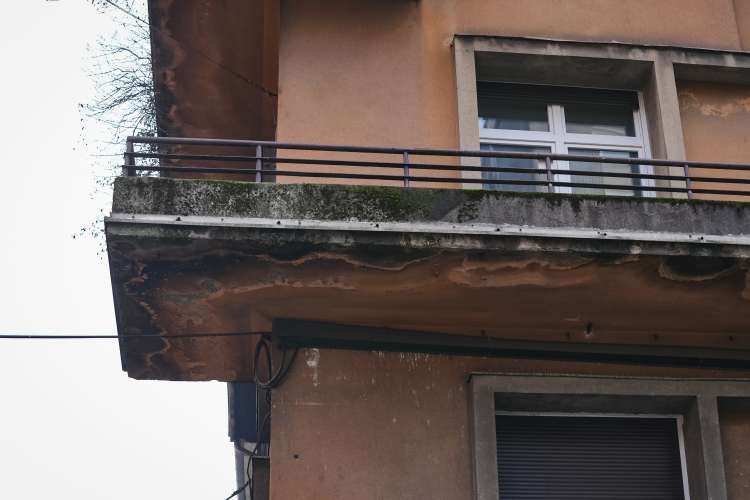 pražakova, ljubljana, balkon, uničen