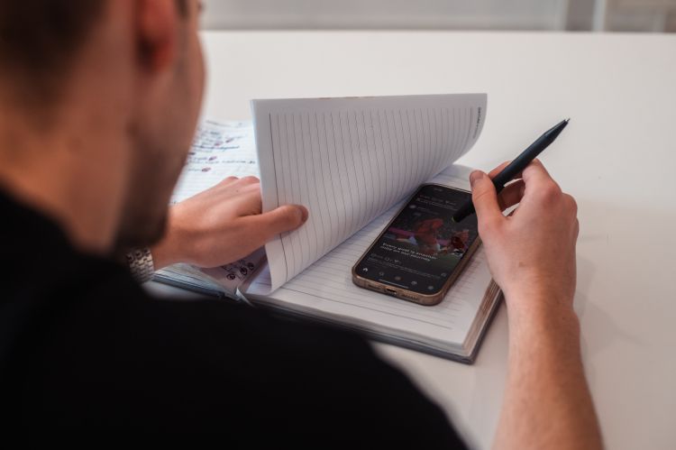 simbolična, šola, uporaba-telefona-med-poukom, telefoni-v-šoli, učenci, mobilne-naprave, učilnica