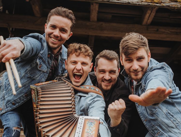 Rabuarji predstavljajo novega harmonikarja.