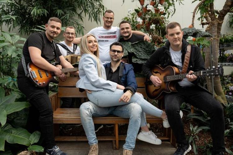 Ansambel Utrip in glavna igralca v videospotu za skladbo Ti si moj cvet