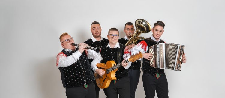 Ansambel PIK z novim harmonikarjem.