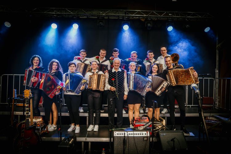 Harmonikarski orkester Glasbene šole Bučar in gospod Andrej Bergant.